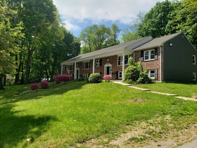Building Photo - 6 Howland St
