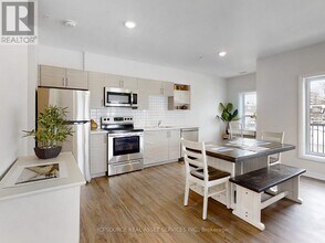 Building Photo - 77 William St N