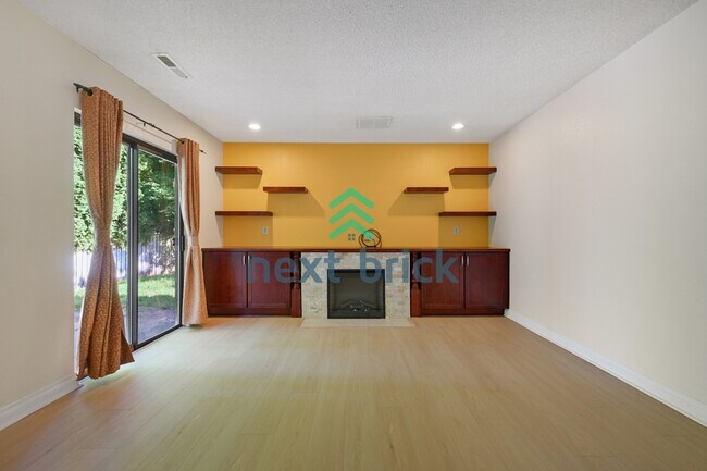 Foto del edificio - "Spacious 5-Bed Gem with 2.5 Baths in Prime Redmond Location!"