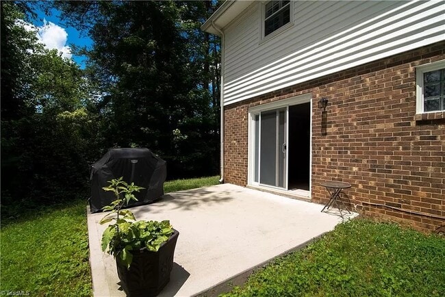 Building Photo - 2905 Robin Hood Dr