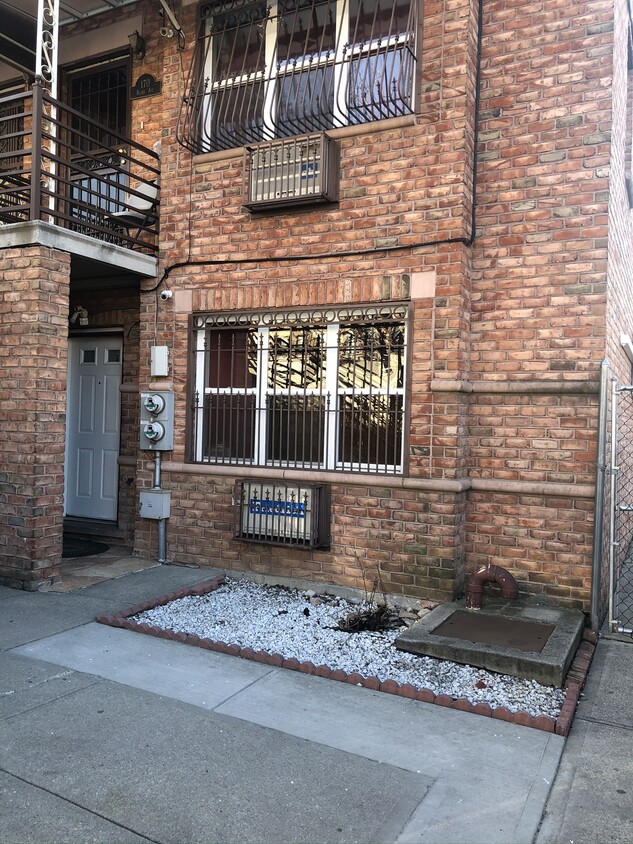 Primary Photo - 170 Blake Ave