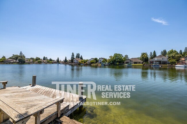 Building Photo - Gorgeous Home on Lake