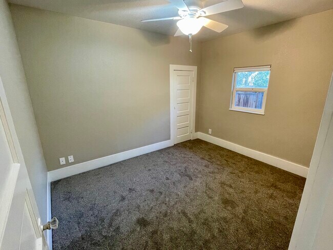 Foto del edificio - 342 NW Riverfront St
