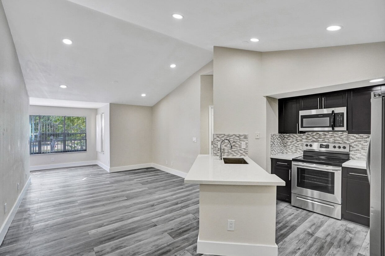 2BED/1BATH renovated apartment ready to MOVE IN! - 2BED/1BATH renovated apartment ready to MOVE IN!