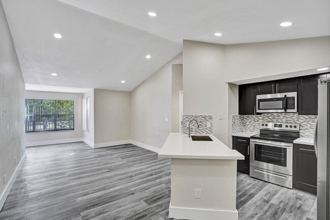 2BED/1BATH renovated apartment ready to MOVE IN! - 2BED/1BATH renovated apartment ready to MOVE IN!