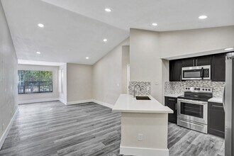 Building Photo - 595 Vista Isles Dr