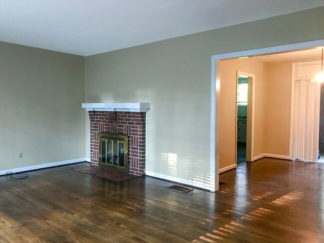 Building Photo - For Rent!  Lovely Ranch adjacent to August...