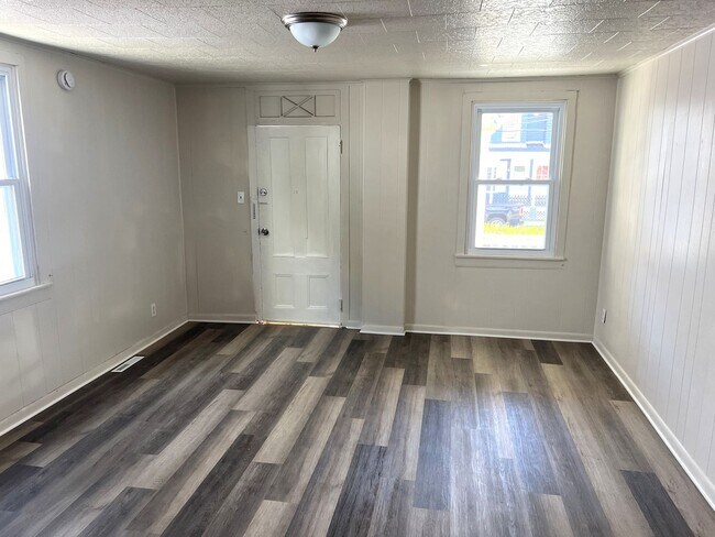 Foto del edificio - Coming Soon! First Floor Apartment with Bo...