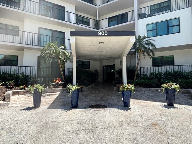 Building Photo - 900 River Reach Dr