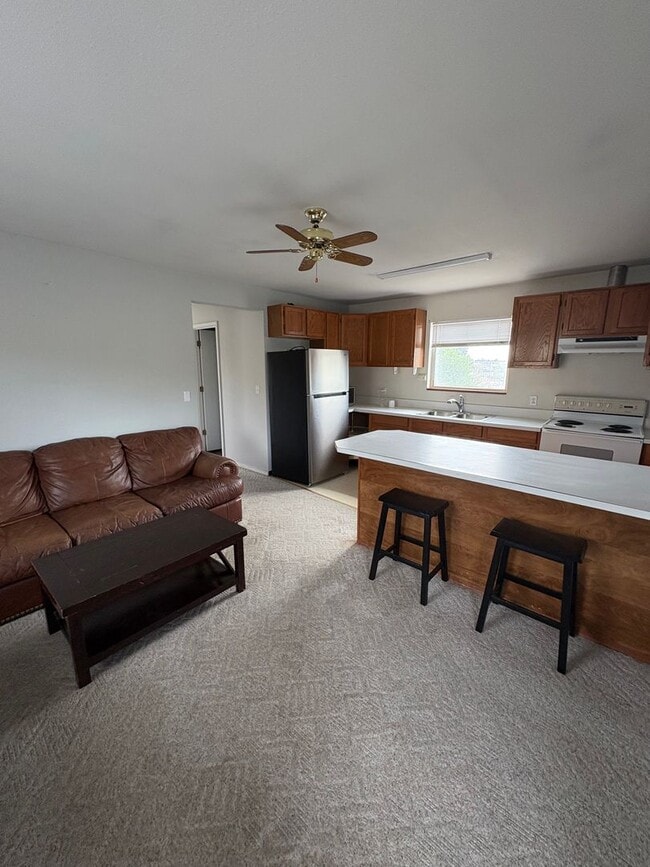 Building Photo - Above garage 1 bedroom apartment