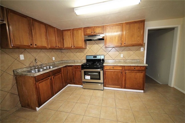 Building Photo - 2323 Santa Rosa St