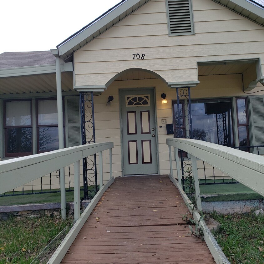 708 Booth St, Taylor, TX 76574 House Rental in Taylor, TX