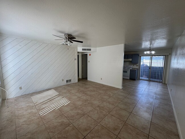 Building Photo - Nice Central 2 Bedroom