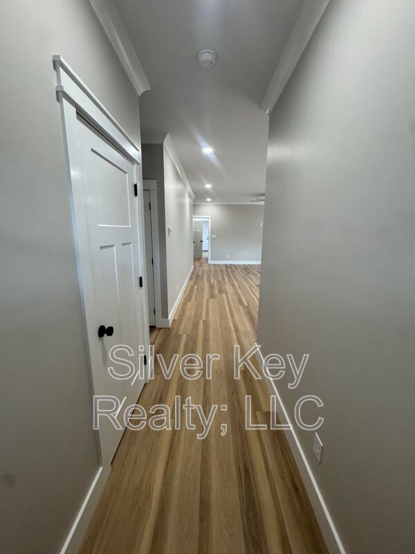 Building Photo - 924 Stratford Ave