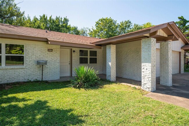 Building Photo - Lafortune Park Duplex