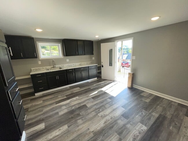 Building Photo - Updated 2 bedroom 1 bath home for rent