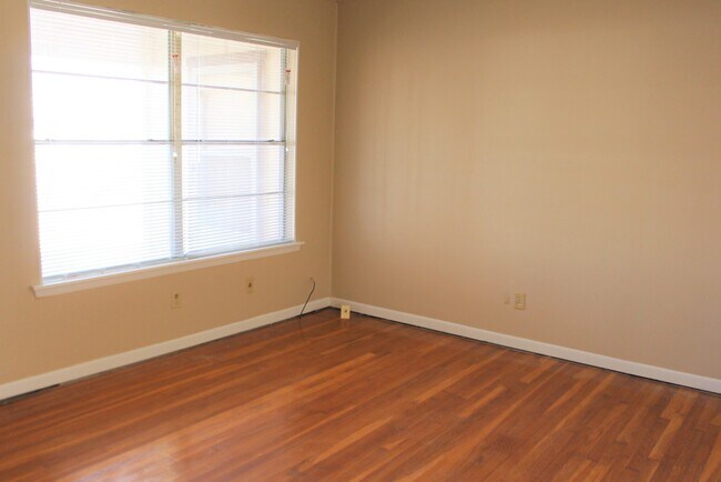 Building Photo - PRICE REDUCTION - AVAILABLE NOW!