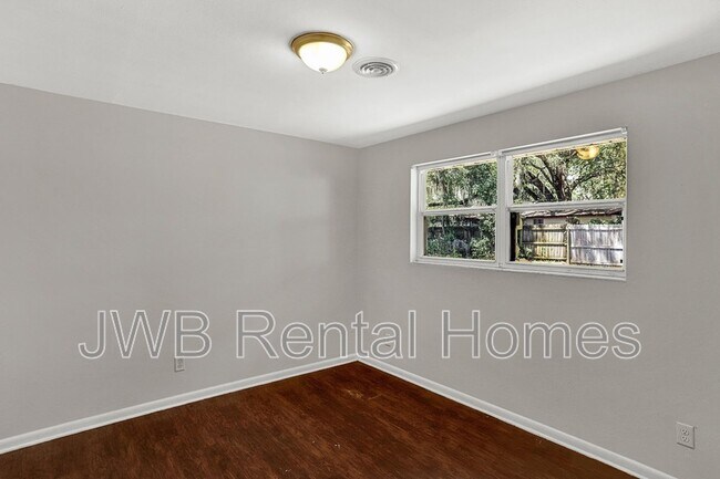Foto del edificio - 4204 Lane Ave S