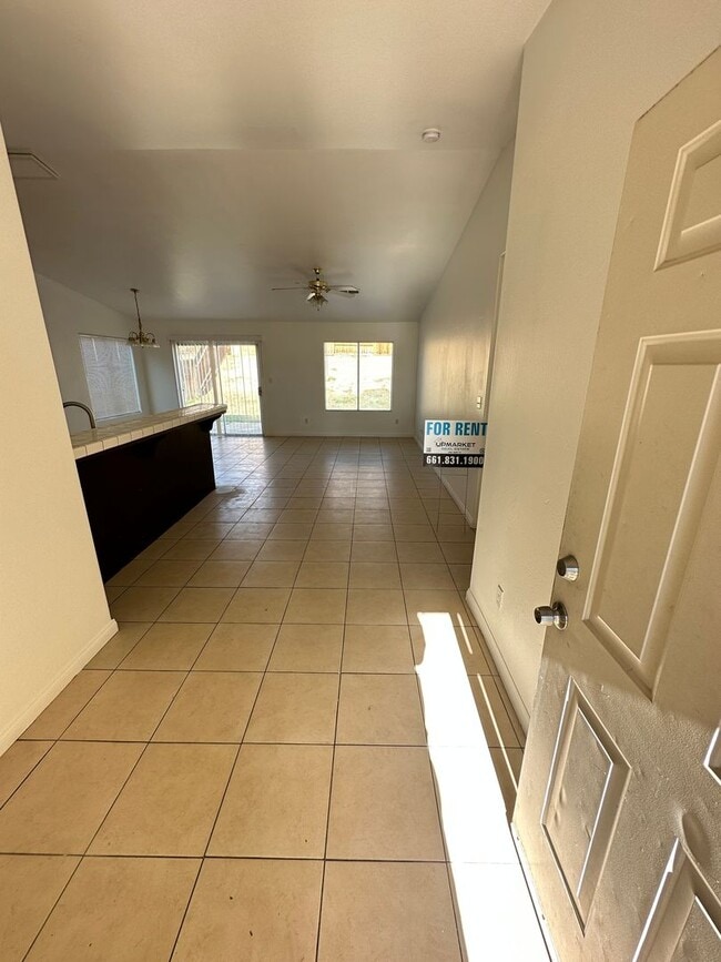 Building Photo - Cozy 3-Bedroom, 2-Bathroom Home in North Bakersfield