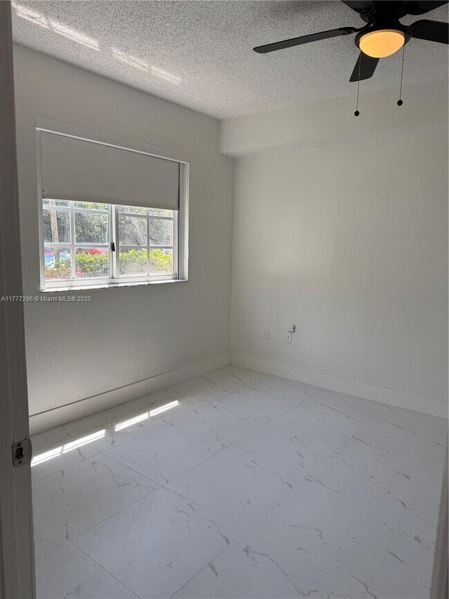 Building Photo - 2 bedroom in Davie FL 33024