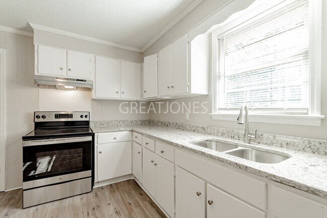 Building Photo - NOW OFFERING 1-MONTH FREE OFF FIRST FULL M...