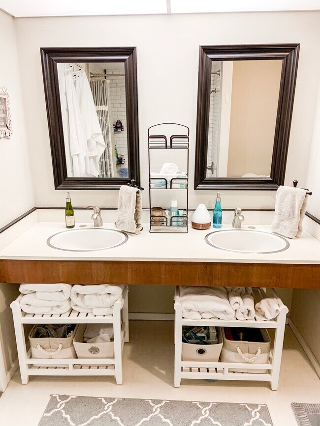 Dual sinks - 6423 Colony Way