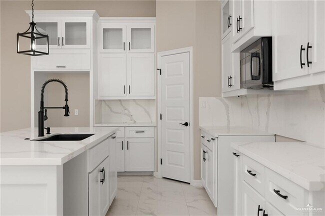 Foto del edificio - 14 Jared Dr