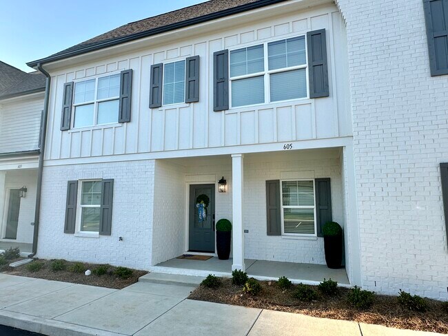 Building Photo - 605 Meadow Crest Cir