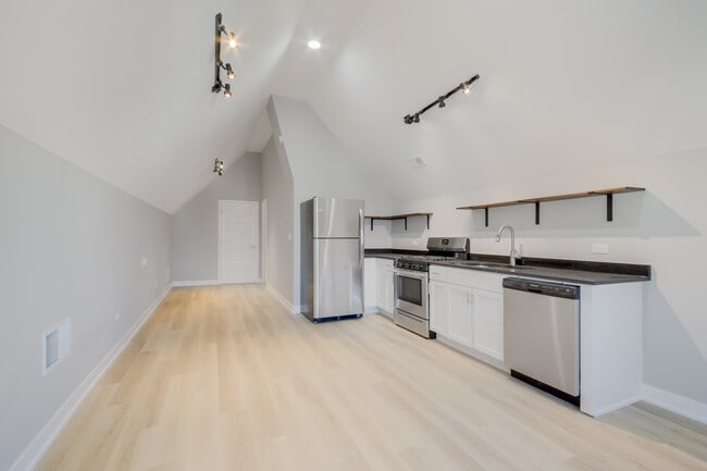 Building Photo - 2842 N Avers Ave