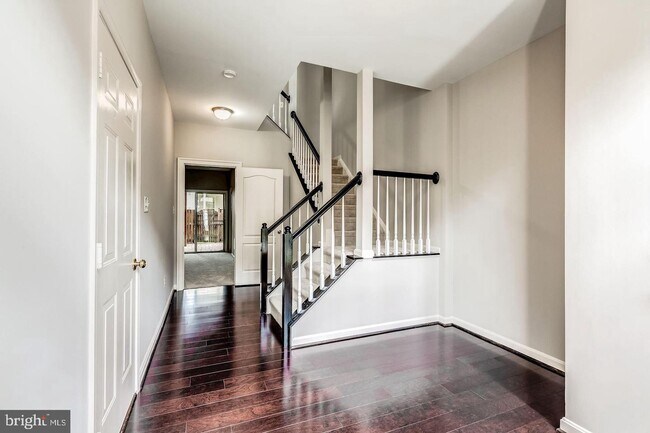 Building Photo - 12915 Wood Cres Cir