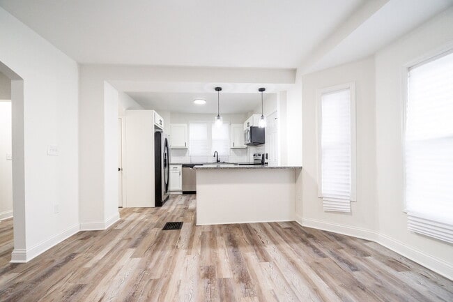 Building Photo - 210 Brehl Ave