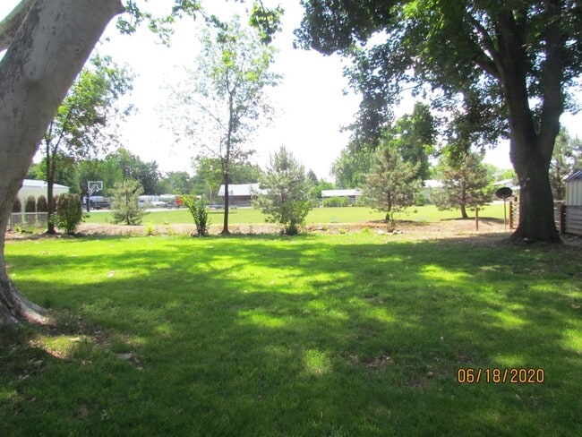 Building Photo - Roommate Needed for 3 Bed Home Close to Bo...