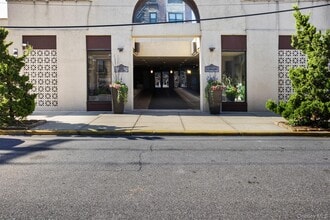 Building Photo - 360 Shore Rd