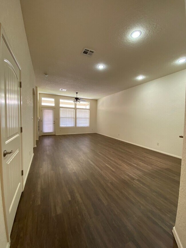 Foto del edificio - Beautiful 2 Bedroom Del Prado Condominium ...