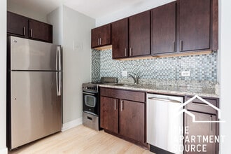 Building Photo - 445 W Wellington Ave