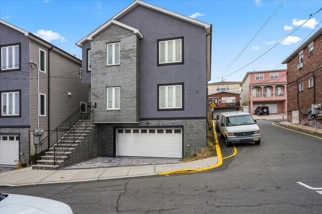 Foto del edificio - 7022 Cottage Ave