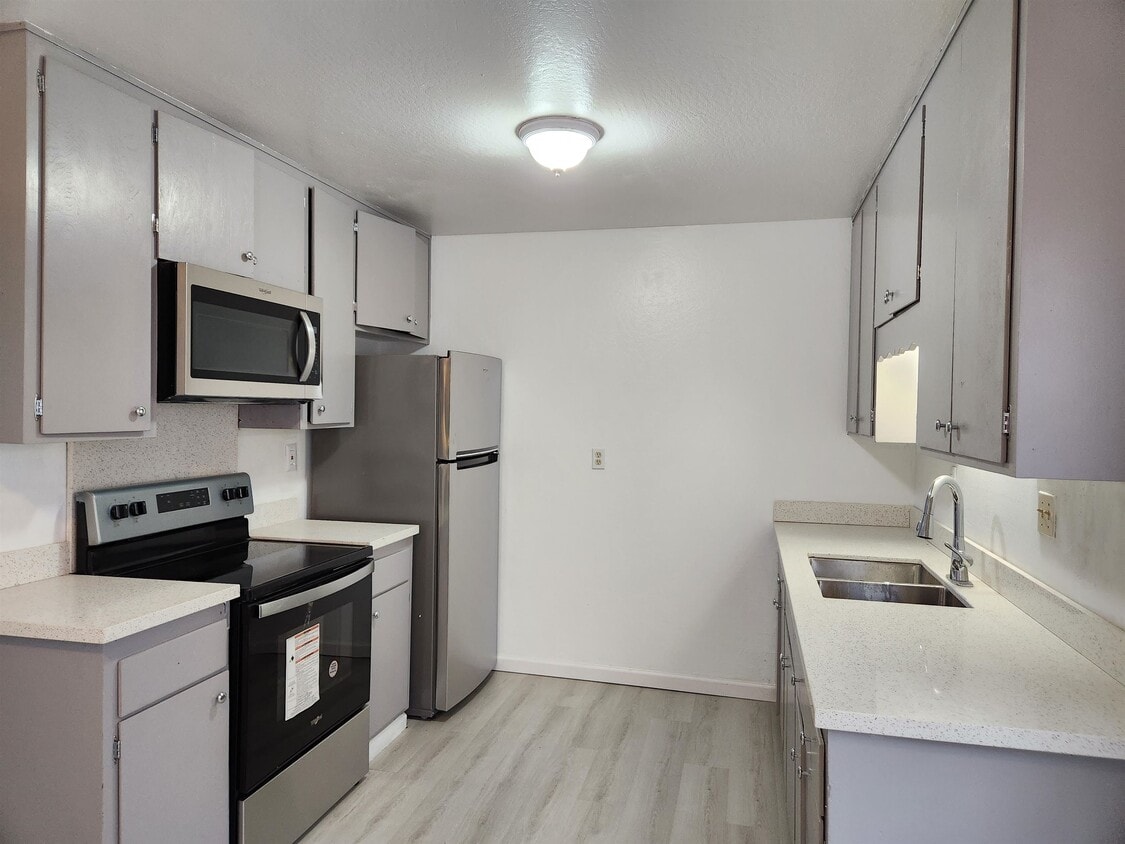 Foto del edificio - 9220 Bancroft Ave