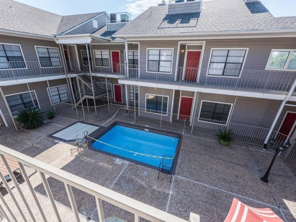 Building Photo - 1/1 Condo in Gated Community