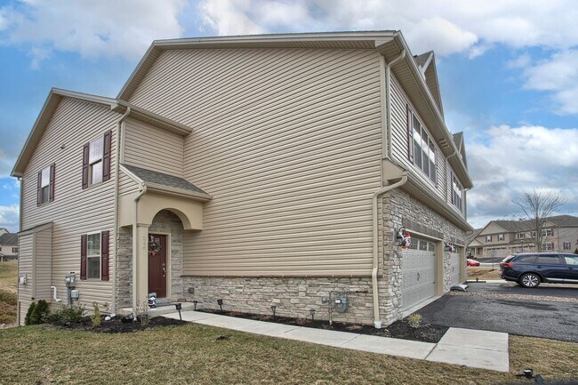 Foto del edificio - 3 bedroom townhome