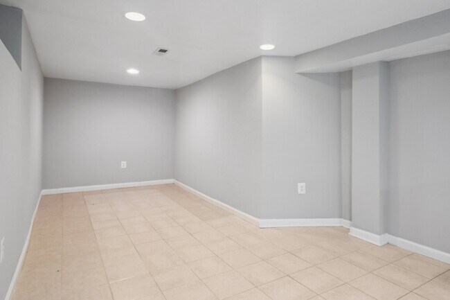 Building Photo - 608 Opus Ave