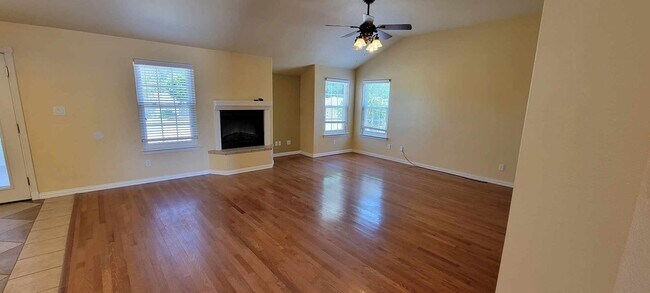 Building Photo - Beautiful 4 bedroom, 2 bath home for rent-...