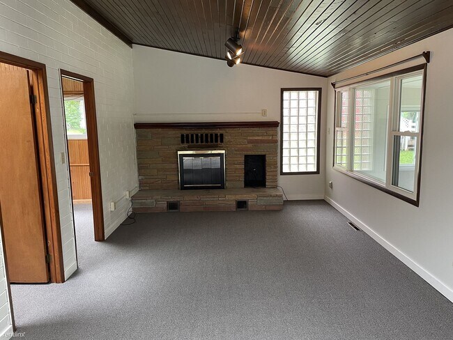 Building Photo - 2 br, 1 bath House - 102 White Lake Dr