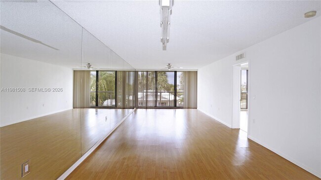 Foto del edificio - 2761 Village Blvd
