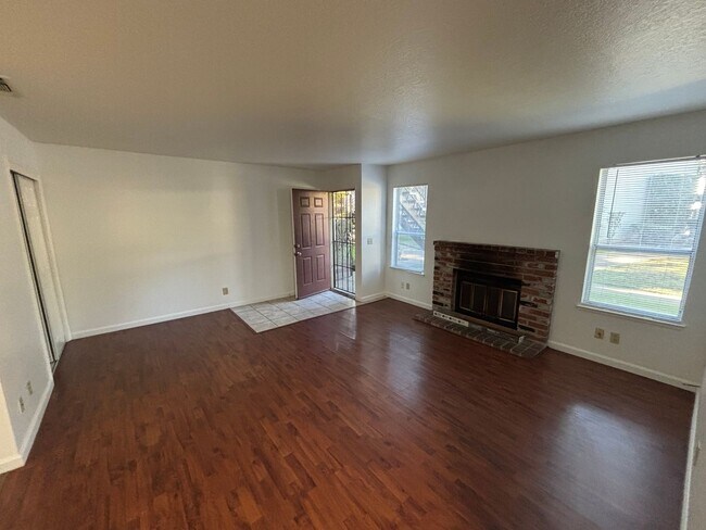 Building Photo - FREE DECEMBER RENT! Rosemont Condo - Spacious & Updated 2-Bed, 1-Bath Condo with In-Unit Laundry!