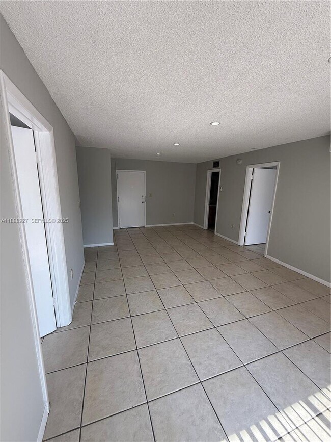 Foto del edificio - 4705 NW 7th St