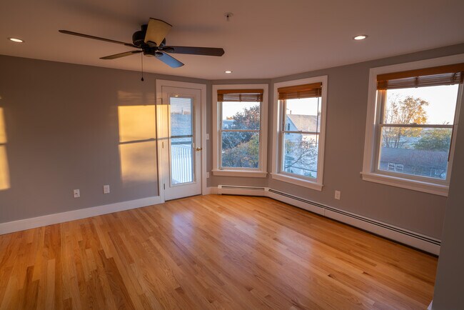 Living Room - 52 Monument St