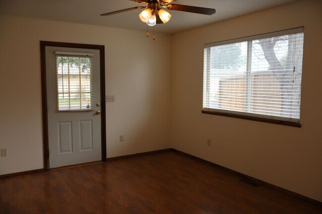 Foto del edificio - Beautifully Maintained Home with Space, St...