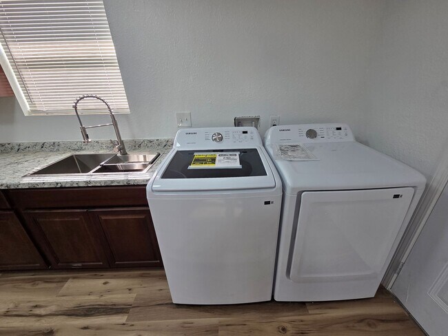 Foto del edificio - Beautifully Remodeled 3 Bed/2 Bath Apartment