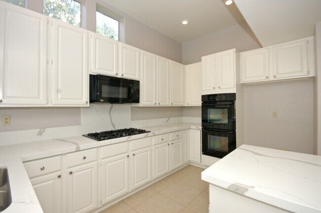 Building Photo - Lovely 3BR/2.5BA Home with Gorgeous Featur...