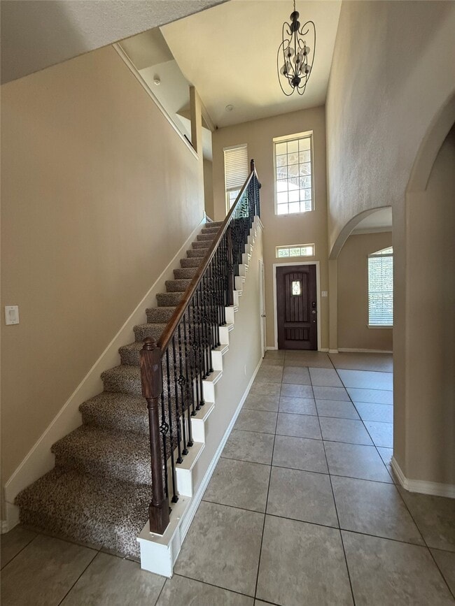 Building Photo - 667 Oak Cir Dr E